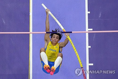 듀플랜티스가 6일(한국시간) 프랑스 파리 스타드 드 프랑스에서 열린 2024 파리 올림픽 육상 남자 장대높이뛰 결선에서 도약하고 있다.  AP 연합뉴스